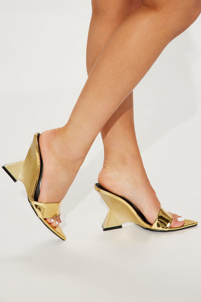 Caught In A Dream Wedges - Gold